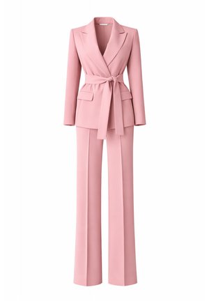 Różowy, damski garnitur na miarę z długimi rękawami, kołnierzem z wycięciem, talią z paskiem, kieszeniami z klapkami oraz spodniami o szerokich nogawkach.