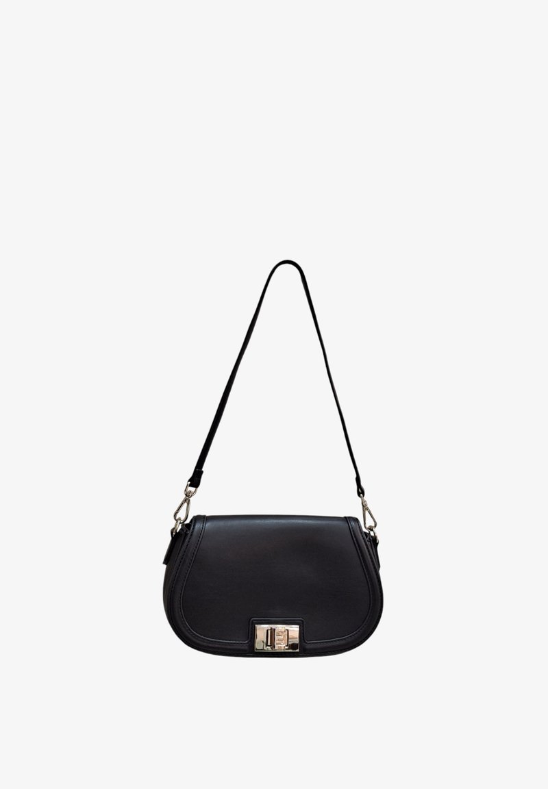 Borsa a tracolla in pelle nera con una superficie liscia, forma curva e chiusura con fibbia argentata. Presenta una tracolla regolabile per una maggiore versatilità.