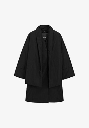 Czarna kurtka wierzchnia o luźnym kroju, szerokich rękawach i teksturowanej tkaninie. Otwarta z przodu z kołnierzem szalowym.