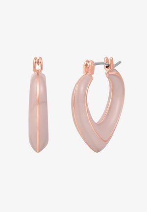 Pendientes de aro en oro rosa con un acabado de resina rosa suave, que presentan una forma moderna y alargada en lágrima y una línea de acento delgada y brillante.