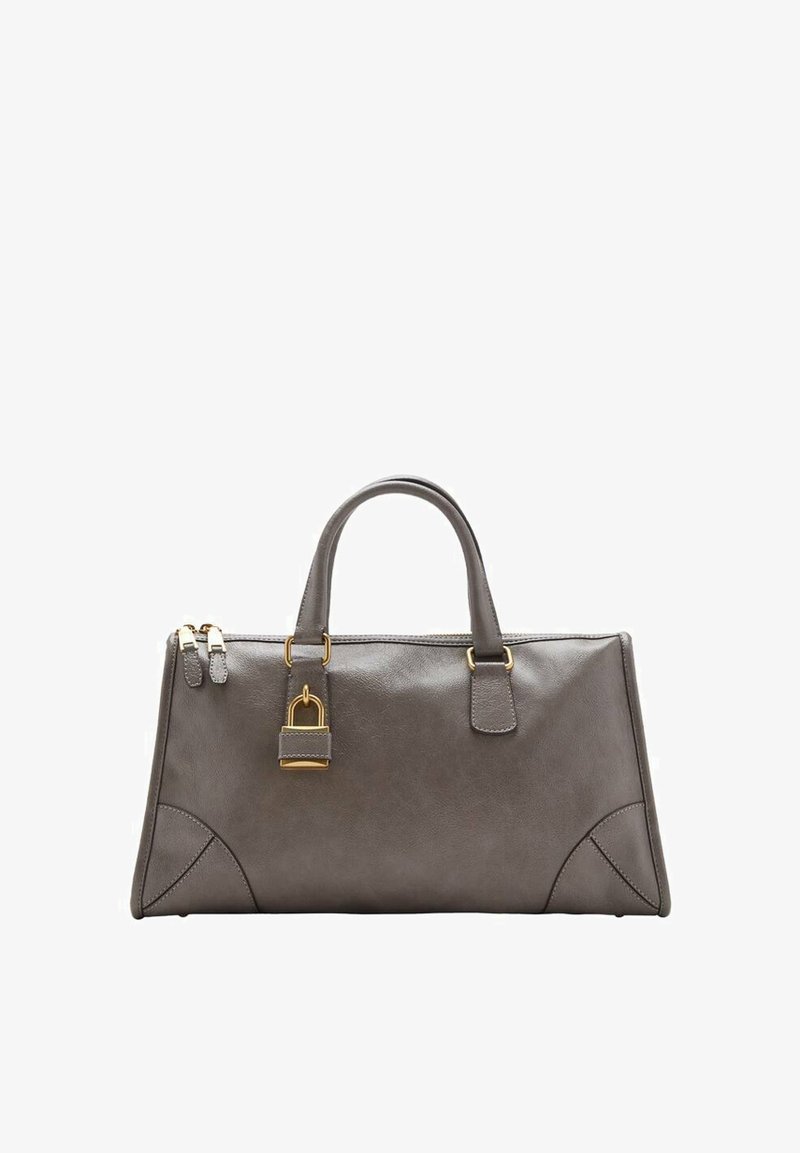Bolso de piel gris con un diseño estructurado, que cuenta con herrajes dorados, un detalle de cerradura y adornos en las esquinas. Cierre de cremallera en la parte superior.