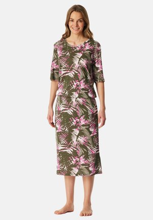 Abito al ginocchio in tessuto verde con motivo di foglie tropicali rosa e bianche. Presenta una scollatura tonda e maniche corte e ampie. Texture morbida.
