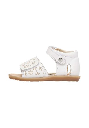 Biała sandałka dla malucha z kwiatowymi wycięciami, karbowanymi krawędziami, regulowanym paskiem na kostkę i beżową podeszwą.