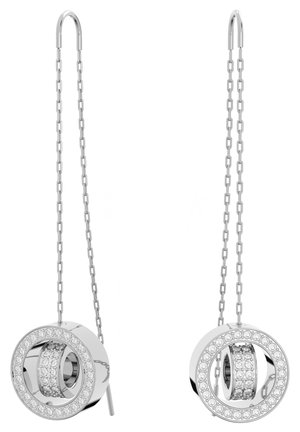 Silberfarbene Ohrhänger haben ein kreisförmiges Design mit einem doppellagigen Ring, der mit kleinen Kristallen verziert ist und an einer zarten Kette hängt.