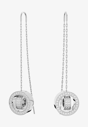Zilverkleurige hangende oorbellen met een cirkelvormig ontwerp, bestaande uit een dubbele ring versierd met kleine kristallen en hangend aan een delicate ketting.
