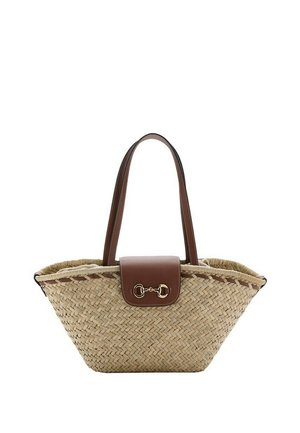 Geflochtene Strohtasche mit braunen Ledergriffen und Frontklappe mit goldenem Steigbügel-Detail, offenes Oberteil.