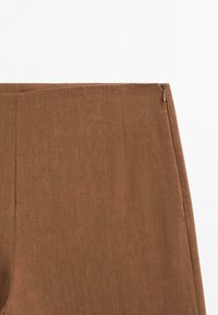 Bruine stoffen broek met een gladde textuur, voorzien van een zijrits en een rechte snit. Ontworpen met een eenvoudige en strakke silhouet.