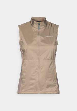 Tan bezrukávový sveter s vysokým golierom, so zipsom na prednej strane a modrými akcentmi. Vyrobený z ľahkej, hladkej tkaniny. Zobrazené logo Patagonia.