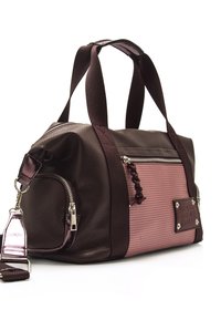 Braune strukturierten Leder-Duffel-Tasche mit einem pinken gewebten Panel, ausgestattet mit einer Reißverschlusstasche, geflochtenen Details und metallischen Hardware-Elementen.