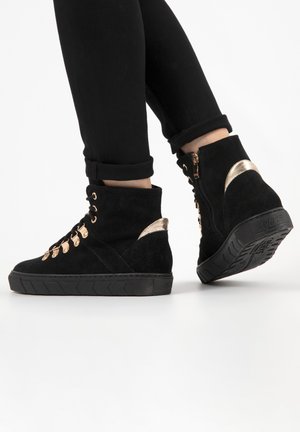 Baskets montantes en suède noir avec des accents dorés, dotées d'un bout rond, d'un laçage à l'avant et d'une fermeture éclair latérale. Semelle noire texturée.