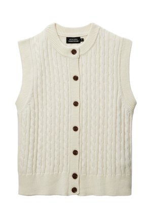 Gilet sans manches couleur crème avec un motif en tricot torsadé, col et ourlet côtelés, présentant des boutons marron foncé sur le devant.