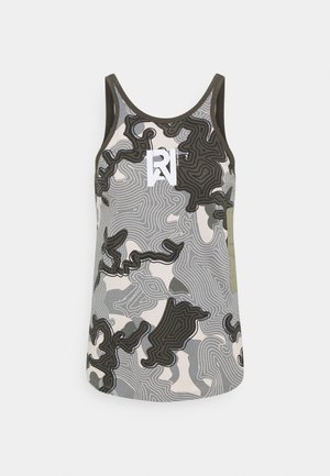 Ærmeløs tanktop med abstrakt topografisk kortmønster i grå, beige og sort samt hvidt logo centreret nær brystet.