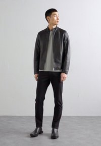 Theory MORVEK KELLEHER czarny