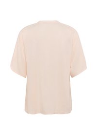 Bluză scurtă cu mânecă, de culoare roz deschis, cu un decolteu rotund, croială lejeră și textură netedă. Vederea din spate prezintă un design simplu, fără ornamente.
