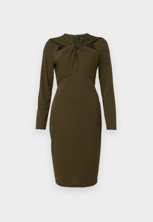 Oliwkowa sukienka wykonana z gładkiego materiału, z długimi rękawami, skręconym dekoltem oraz zamkiem z tyłu. Średniej długości.