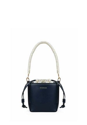 Pequeño bolso tipo cubo de cuero negro con asa tejida blanca, cierre con cordón blanco y logotipo dorado BOSANOVA en la parte delantera.