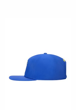 Gorra de béisbol azul con visera plana vista de lado sobre un fondo blanco, mostrando paneles cosidos y agujeros de ventilación.