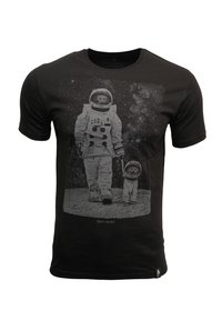 Schwarzes T-Shirt mit einem grafischen Motiv eines Astronauten, der mit einem kleinen Hund im Astronautenanzug vor einem Weltraumhintergrund spaziert.