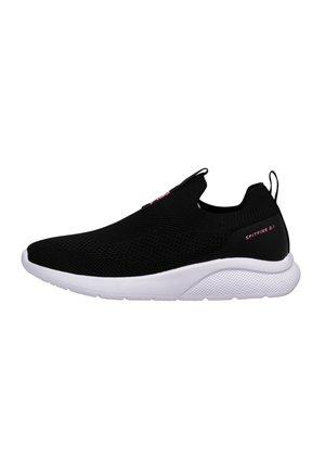 Zwarte instapsneaker met een ademende mesh bovenkant, witte zool en subtiele roze branding aan de zijkant. Soepel, lichtgewicht ontwerp.