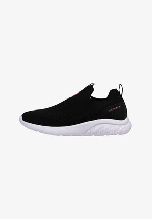 Zwarte instapsneaker met een ademende mesh bovenkant, witte zool en subtiele roze branding aan de zijkant. Soepel, lichtgewicht ontwerp.