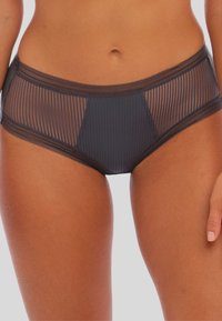 Zwarte doorzichtige mesh boyshorts met verticale strepen, scalloped kantafwerking en een gladde tailleband. Het ontwerp benadrukt comfort en ademend vermogen.