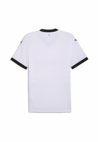 Maglietta atletica bianca con maniche corte, colletto nero e bordature nere sulle maniche, e un logo discreto sulla parte posteriore. Tessuto liscio e leggero.