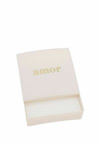 Kvadratisk, ljusrosa låda med en slät yta; har ordet "amor" i gyllene bokstäver på locket; öppnas till ett tomt vitt innandöme.