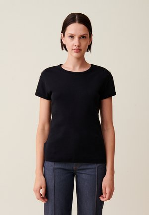 T-shirt nero a maniche corte con scollatura rotonda, realizzato in tessuto liscio. Presenta una silhouette aderente e cuciture minime per un aspetto pulito.