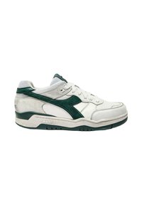 Scarpa sportiva bianca con accenti in suede verde e mesh, suola in gomma e motivo testurizzato sulla parte superiore per una maggiore aderenza e supporto.