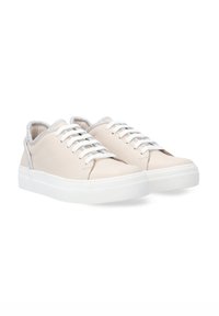 Helle beige Leder-Sneaker mit weißer Gummisohle, silbernen Schnürsenkeln und strukturierten silbernen Akzenten am Kragen. Runde Zehenform.
