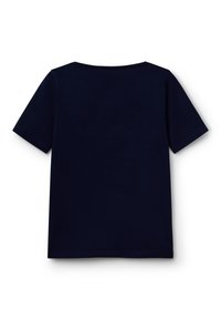 Tyrkysové tričko s krátkým rukávem a kulatým výstřihem, vyrobené z hladkého bavlněného materiálu, s jednobarevným designem bez vzorů nebo akcentů.