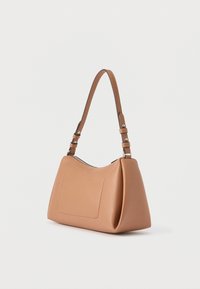 Nahast, pruunist nahast käekott struktureeritud disainiga, ümar kuju, reguleeritava rihma ja esikotiga. Sile tekstuur peente õmblustega.