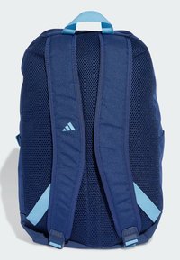 Zaino blu navy con pannelli in rete, spallacci regolabili e maniglia superiore. Include il logo Adidas in azzurro sul fronte.