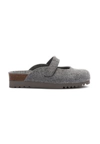 Scarpa grigia in feltro, senza lacci, con cinturino in Velcro, suola intermedia in sughero e suola esterna in gomma con righe, progettata per un uso casual all'interno o all'esterno.