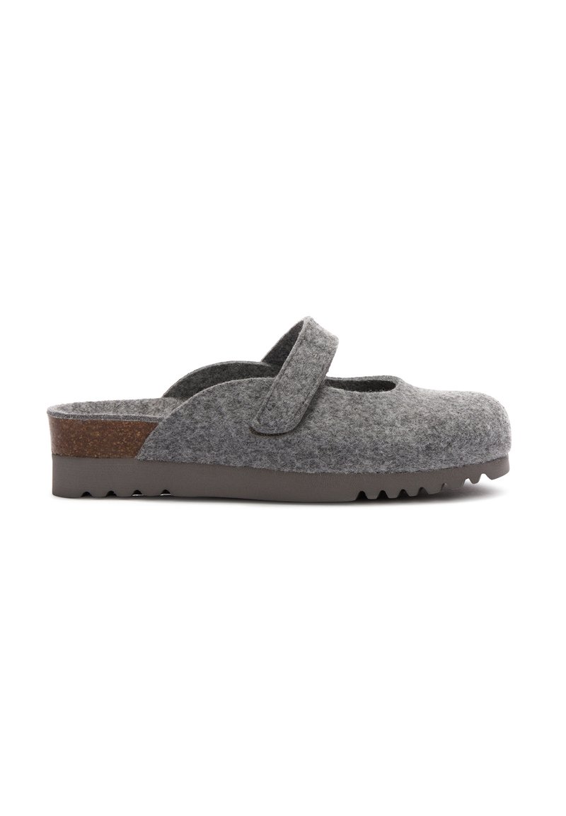 Scarpa grigia in feltro, senza lacci, con cinturino in Velcro, suola intermedia in sughero e suola esterna in gomma con righe, progettata per un uso casual all'interno o all'esterno.