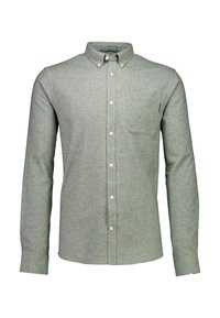 Lichtgrijs flanellen shirt met een button-down kraag, lange mouwen, voorzak en witte knopen. Zachte textuur; geen zichtbare patronen of accenten.