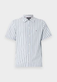 Camisa de manga corta abotonada en azul claro con rayas verticales negras. Cuenta con un cuello y un pequeño acento de logo. Ajuste clásico, material de algodón.