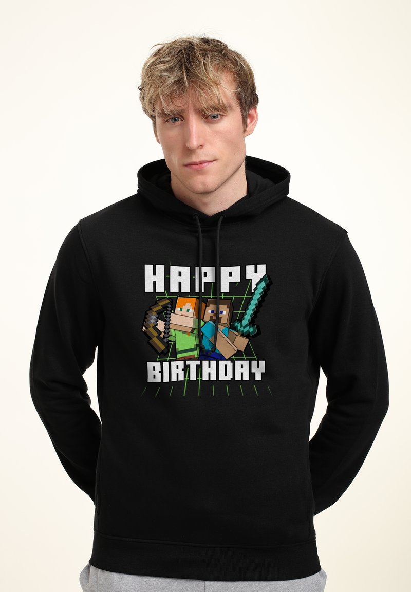 Sudadera negra con capucha que presenta un gráfico pixelado con personajes sosteniendo herramientas, el texto "FELIZ CUMPLEAÑOS" y una textura de tela suave.