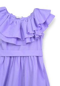 Lavendelfarbenes Kleid mit einem Rüschenausschnitt, gerafftem Taillenteil und fließendem Rock. Hergestellt aus leichtem Stoff, der eine glatte Textur und weiche Falten aufweist.