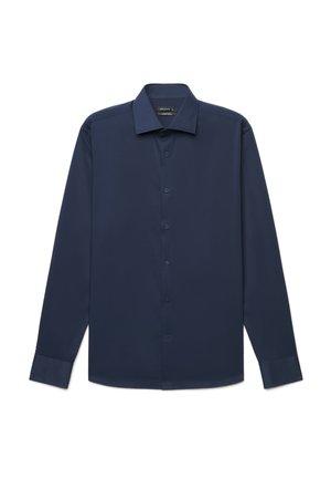 Camicia blu navy a maniche lunghe con bottoni, colletto appuntito e polsini abbottonati, mostrata distesa su uno sfondo bianco.