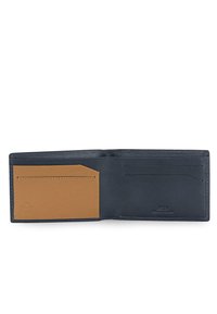 Billetera plegable en piel azul oscuro con textura suave, que cuenta con un compartimento para tarjetas de piel marrón claro, múltiples ranuras para tarjetas y una marca sutil.
