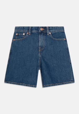 Shorts en denim bleu avec une coupe droite. Les caractéristiques incluent cinq poches, des rivets en cuivre et des coutures contrastées. Design classique, longueur mi-cuisse.