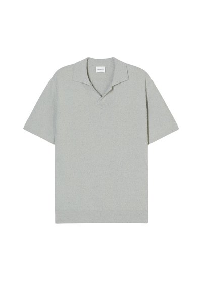 Polo shirt grigio chiaro a maniche corte con una vestibilità rilassata, colletto piatto e texture fine. Nessun hardware o motivo visibile.