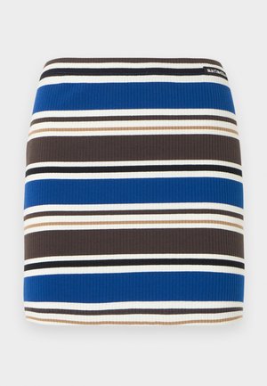 Gestrickter Minirock mit horizontalen Streifen in Blau, Braun, Schwarz, Beige und Weiß, mit einer gerippten Struktur und kleinem Markenlabel nahe der Taille.