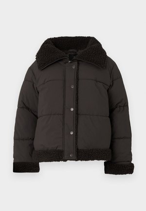 Kort svart boblejakke med en teksturert brun faux pelskrage, trykknapper og plysjkant på kanten og mansjettene.