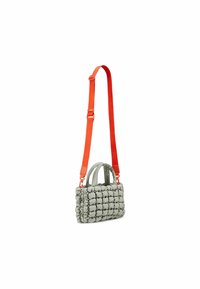 Borsa a tracolla grigia imbottita con una texture morbida, dotata di doppie cinghie arancioni e manici superiori. Forma rettangolare compatta.