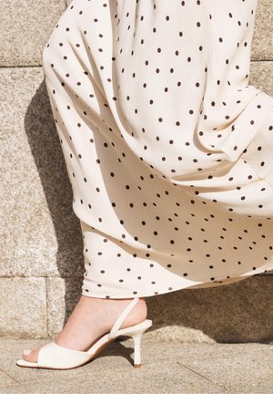 PULL&BEAR, HEELED SANDALS - Sandale s visokom petom - beige
