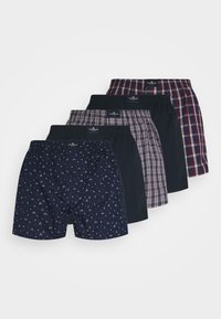 Vijf paar boxershorts met een mix van effen donkerblauw, patronen waaronder kleine bergen, geruit en geblokte ontwerpen. Elastische taillebanden.