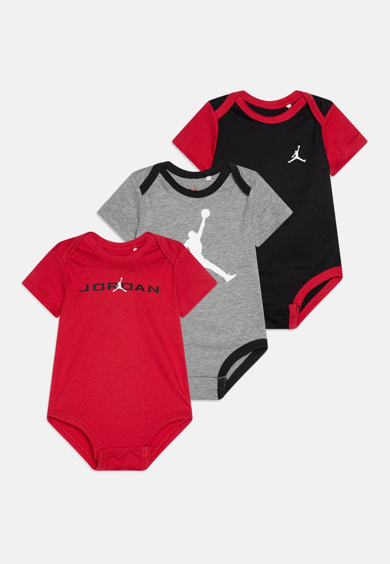 Tre kortermede bodysuits i rød, grå og sort; laget av bomull; har et grafisk logo og forskjellige fargeblokkerte aksenter.