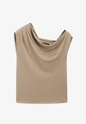 Haut beige sans manches avec un col drapé, en tissu doux et léger, posé à plat sur un fond blanc.